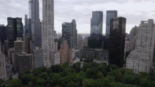 Central Park Med Midtown Skyskrapor Bakgrunden Roterande Dra Tillbaka Antenn — Stockvideo