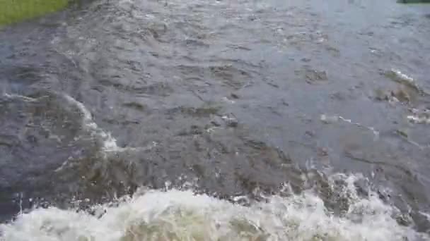 Video Von Einem Fluss Der Fließt Und Heftig Abstürzt — Stockvideo