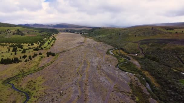 Luchtfoto Voorwaartse Beweging Video Rotsachtig Terrein Omgeven Door Wildernis Een — Stockvideo