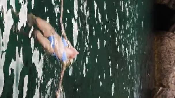 Νεαρή Ξανθιά Κοπέλα Κολυμπά Στην Αδριατική Θάλασσα Κοντά Στο Μπλε — Αρχείο Βίντεο