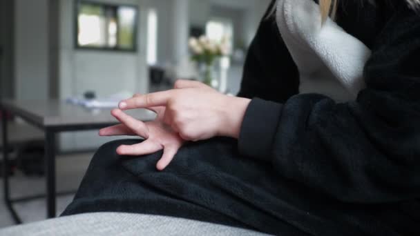 Junges Mädchen Das Finger Zählt Sitzt Auf Einem Sofa Blick — Stockvideo