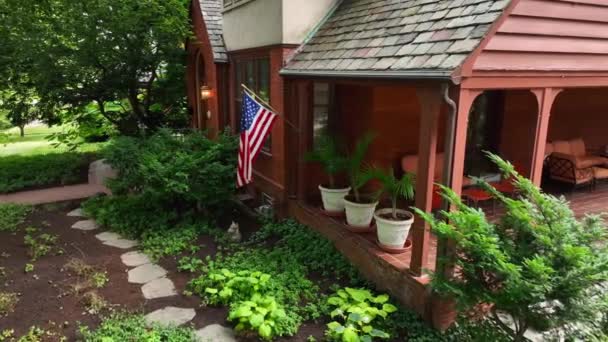 Aerial Shot Quaint American Home Displaying American Flag Beautiful Garden — Stock Video