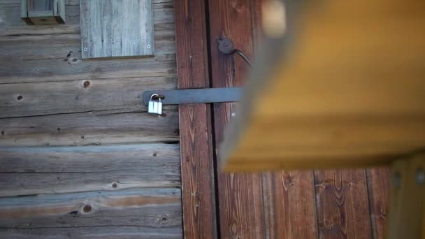 木棚门用挂锁锁锁的卡车揭示 — 图库视频影像