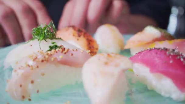 Nigiri Sushi Rotando Sobre Una Tabla Sushi Nigiri Tradicional Japonés — Vídeos de Stock