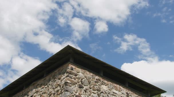 Nubes Rodando Sobre Edificio Pared Piedra Auschwitz — Vídeo de stock