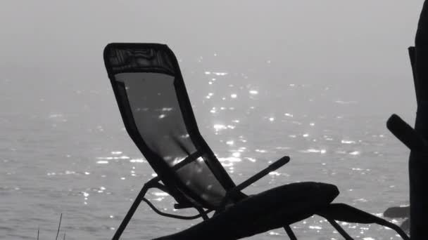 在朦胧的大海前的太阳躺卧的轮廓 缓慢的运动 — 图库视频影像