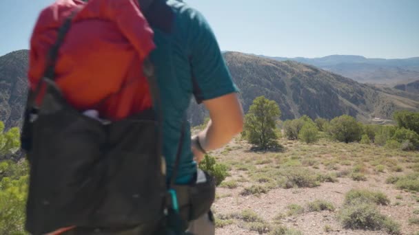 Caminhante Caminhando Pela Montanha Top Deserto Paisagem Chalupa Big Rock — Vídeo de Stock