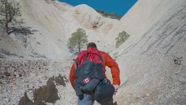 Пеший Турист Идущий Серных Стенах Горы Big Rock Candy — стоковое видео