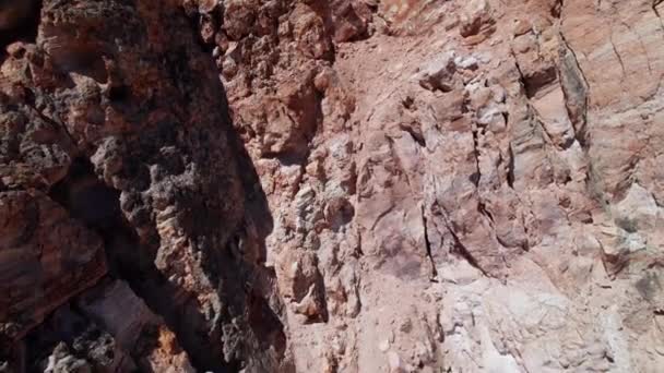 Aerial Rock Desert Rock Wall Includbig Rock Candy Mountain — стоковое видео