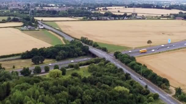 Vista Aérea Acima Auto Estrada M62 Entre Prados Agrícolas Campos — Vídeo de Stock