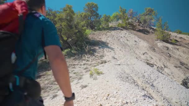 Wanderer Gehen Den Steilen Schwefelkörnigen Hang Hinauf Big Rock Candy — Stockvideo