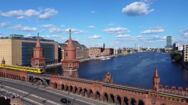 黄色的地铁穿过桥车 在2022年夏天阳光灿烂的柏林弗里德里希沙因的高空俯瞰飞行无人机镜头 菲利普 马尔尼茨从上往下看电影 — 图库视频影像