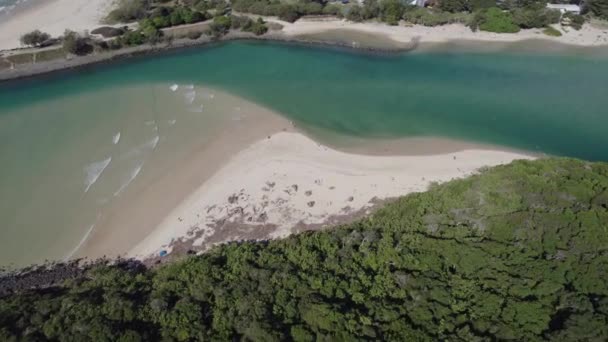 Burleigh Burnu Nun Kumsalındaki Turist Tallebudgera Deresi Altın Sahil Qld — Stok video