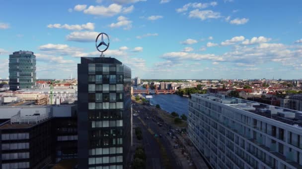 Mercedes Stern Luxusappartements Tolle Luftaufnahme Rückwärts Fliegender Drohnenaufnahmen Der East — Stockvideo