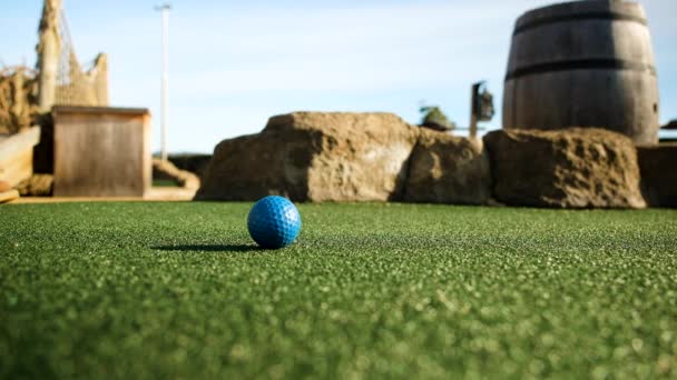 Homem Fazendo Putt Com Bola Golfe Azul Minigolfe Ângulo Chão — Vídeo de Stock