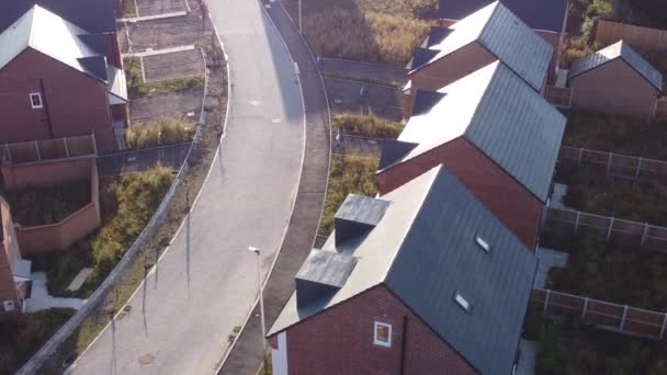 英国郊外住宅開発サイト上の空中屋上表示朝の日の出 — ストック動画