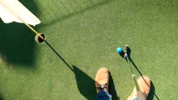 Man Zinkt Een Blauwe Golfbal Gat Tijdens Minigolf Spel Top — Stockvideo