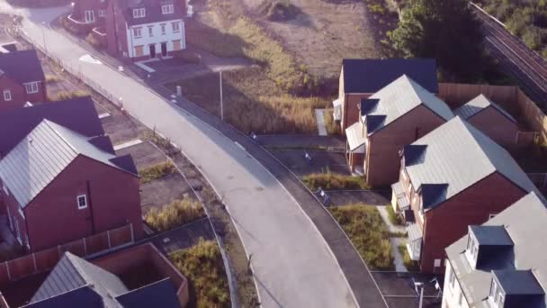 英国郊外住宅開発サイトへの空中傾斜アップビュー朝の日の出 — ストック動画