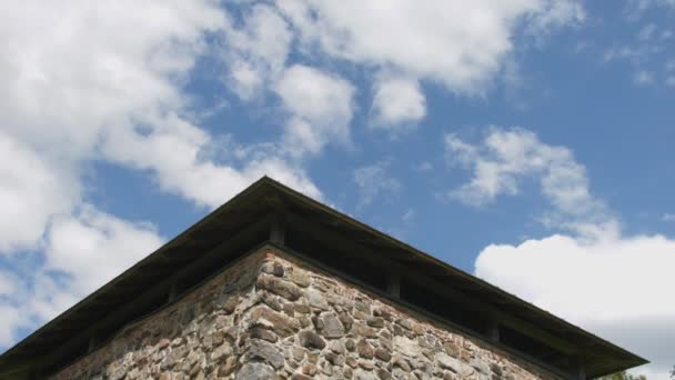 Statyczny Widok Nieba Ruchomymi Chmurami Nad Dachem Nazistowskiego Obozu — Wideo stockowe