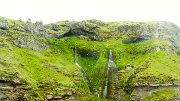 Letecký Letoun Záběry Islandské Horské Scenérie Pokryté Pulzující Zelené Trávy — Stock video