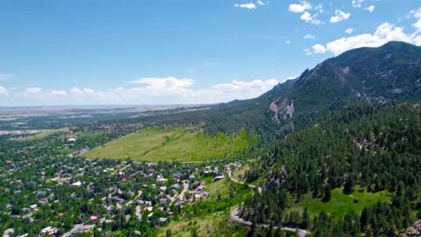 Arka Planda Alp Dağları Varken Yaz Boyunca Colorado Nun Boulder — Stok video