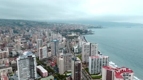 智利德尔马大街Acapulco海滩旁阴天的豪华建筑空中景观 — 图库视频影像