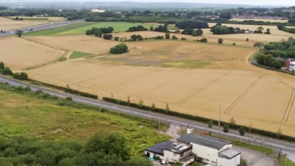農村部の農業牧草地やフィールド全体の空中ビュー英国の田舎からM62高速道路交通へ — ストック動画