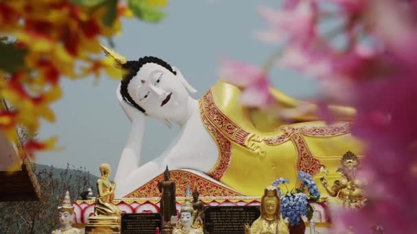 Thailand Chiang Mai Reclining Buddha Buddhist Temple Beautiful Famous Building — Stock video