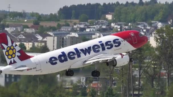 Edelweiss Air Swiss Airline Company Avião Decolando Aeroporto Câmera Lenta — Vídeo de Stock