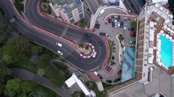 摩纳哥蒙特卡洛的鸟瞰空中交通景观 名人赛一级方程式赛车赛道弧度 自上而下的无人机射击 — 图库视频影像