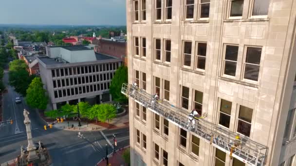 Aerial Zoom Out Paljastaa Griest Building Työtätekevien Korkea Kun Rakennustelineet — kuvapankkivideo