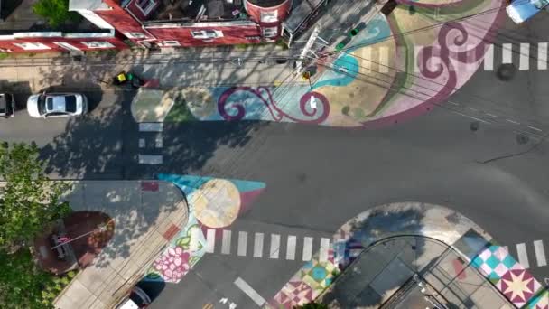 Top Tiro Aéreo Murais Coloridos Calçada Rua Tranquila Cidade Carro — Vídeo de Stock