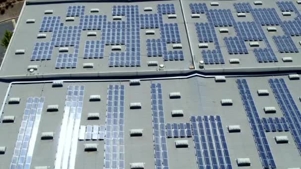 Фотоэлектрические Солнечные Батареи Крыше Коммерческого Здания Концепция Возобновляемых Источников Энергии — стоковое видео