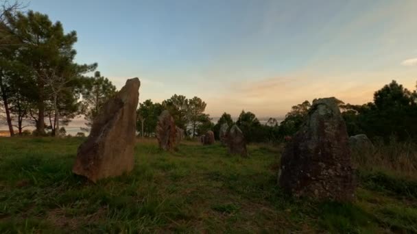 Αρχαίοι Πρόγονοι Menhirs Στο Περιαστικό Πάρκο Ribeira Ισπανία Εμπρός Σούρουπο — Αρχείο Βίντεο