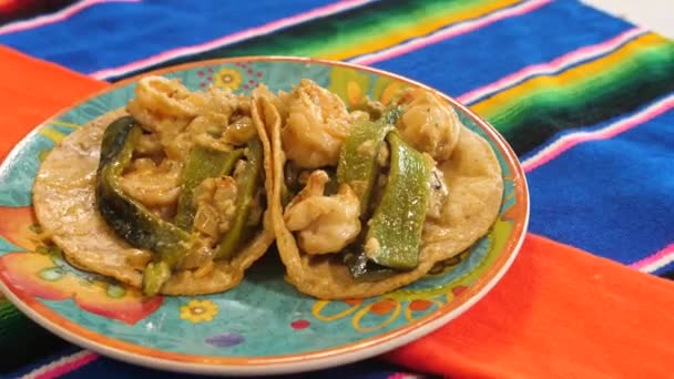 Två Tacos Gobernador Sitter Färgglad Tallrik Över Levande Mexikanska Dukar — Stockvideo