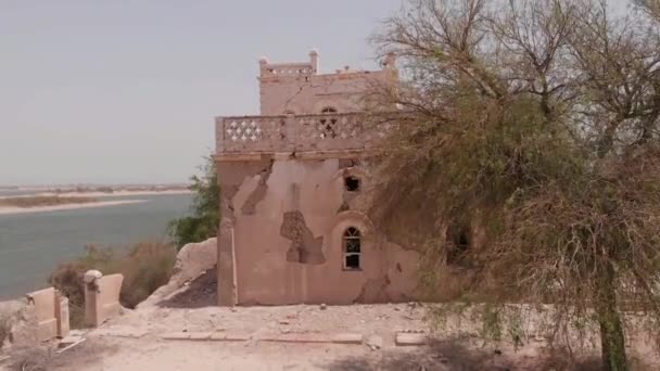 Ερειπωμένο Σπίτι Στην Έρημο Κοντά Στο Chotiari Dam Στο Sindh — Αρχείο Βίντεο