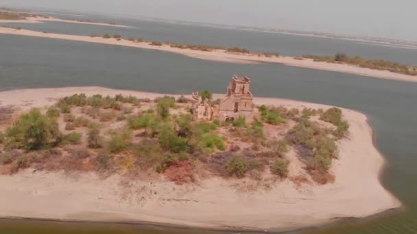 Video Del Dron Fue Tomado Casa Abandonada Desierta Cerca Presa — Vídeos de Stock