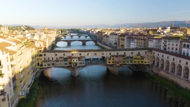 日の出にイタリアのフィレンツェにあるヴェッキオ橋の美しい景色 Boom Pestal — ストック動画