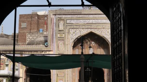 パキスタン ラホールのデリーゲート城壁都市の有名なMasjid Wazir Khanモスクの入り口のビデオ — ストック動画