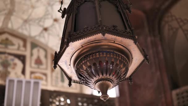 Video Una Lámpara Encendida Dentro Famosa Mezquita Masjid Wazir Khan — Vídeos de Stock