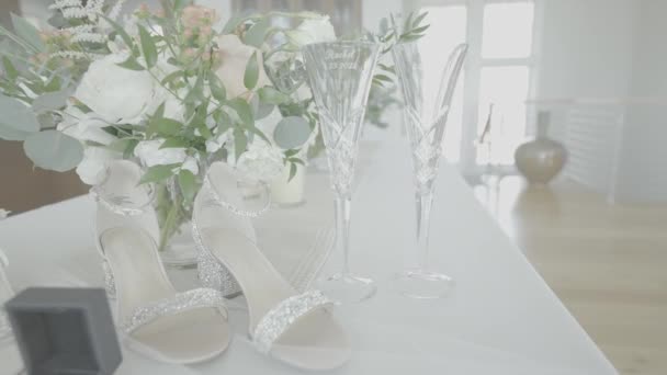 Gelin Ayakkabısının Yanındaki Masada Iki Şampanya Bardağı — Stok video