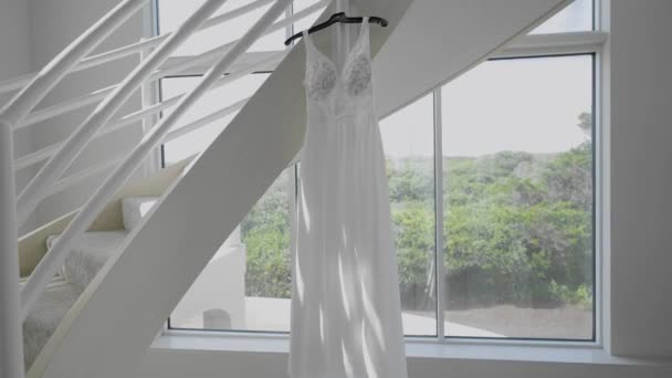 Luz Sol Brilhando Vestido Noiva Pendurado Nas Escadas Ascensão Dinâmica — Vídeo de Stock