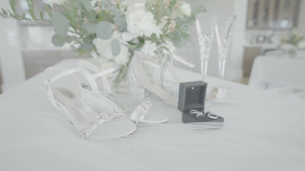Dwie Pary Butów Ślubnych Pięknie Ułożone Obok Obrączek Ślubnych — Wideo stockowe