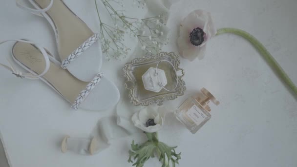 Gelinin Düğün Fotoğrafları Parfüm Mücevherleri Düğün Masasında — Stok video
