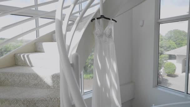 自然な光ダイナミックな美しさでブライダルウェディングドレス軌道右 — ストック動画
