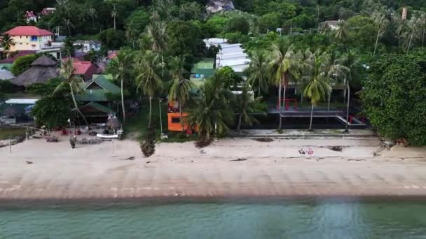 泰国海德仁 高昌科邦岛上的海滨全景 有许多绿色的棕榈 金黄的沙子 小房子 — 图库视频影像