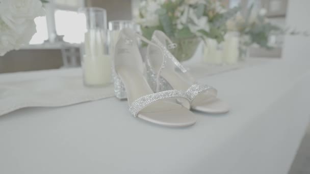 Gelinin Ayakkabıları Düğün Masasında Sinema Filmi Gibi — Stok video
