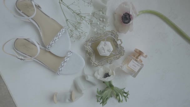 Sapatos Noiva Jóias Colocadas Mesa Antes Casamento — Vídeo de Stock