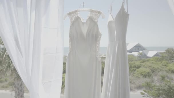 Gyönyörű Esküvői Ruhák Lógnak Kész Két Menyasszony — Stock videók