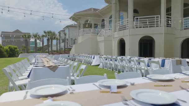 Idyllic Düğün Resepsiyonu Çimlerin Üzerine Kurulmuş — Stok video